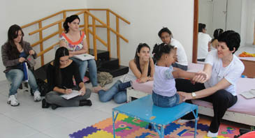 Alunas de Fisioterapia fazem visita técnica na APAE