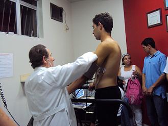 Alunos de Fisioterapia participam de aula prática