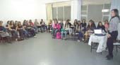 Egressa de Pedagogia ministra palestra sobre apresentação de trabalhos acadêmicos