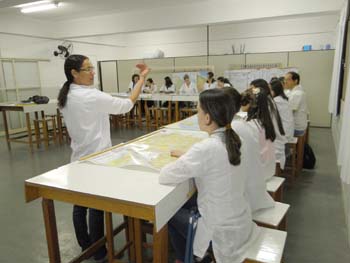 Alunos de Biblioteconomia visitaram o Laboratório de Cartografia