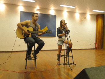 Karol Shienna e Jhonatan Martins se apresentam no Projeto Intervalo