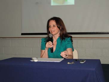 Professora do UNIFOR ministra palestra sobre Democracia, Ética e Cidadania