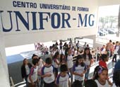 Alunos da Escola Franklin de Carvalho visitam laboratórios do UNIFOR-MG