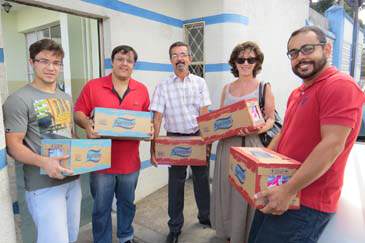Calouros do curso de Direito doam leite ao Asilo em Formiga