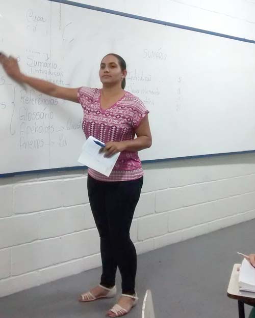 Acadêmica ministra treinamento para alunos de Pedagogia