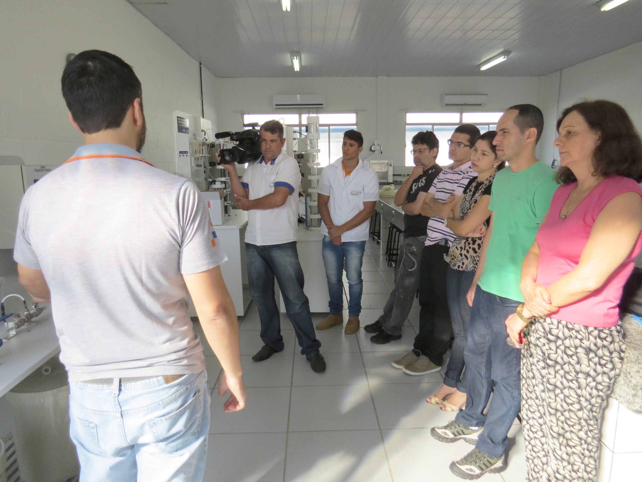 Treinamento é realizado no UNIFOR-MG para uso de novo equipamento do curso de Engenharia Química