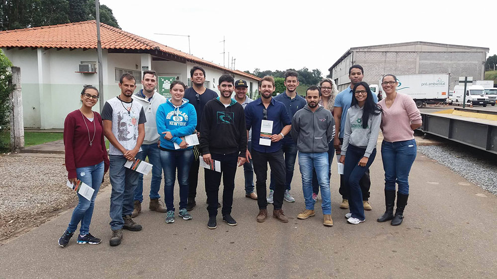 Alunos do UNIFOR-MG visitam a Pró-Ambiental Soluções em Resíduos