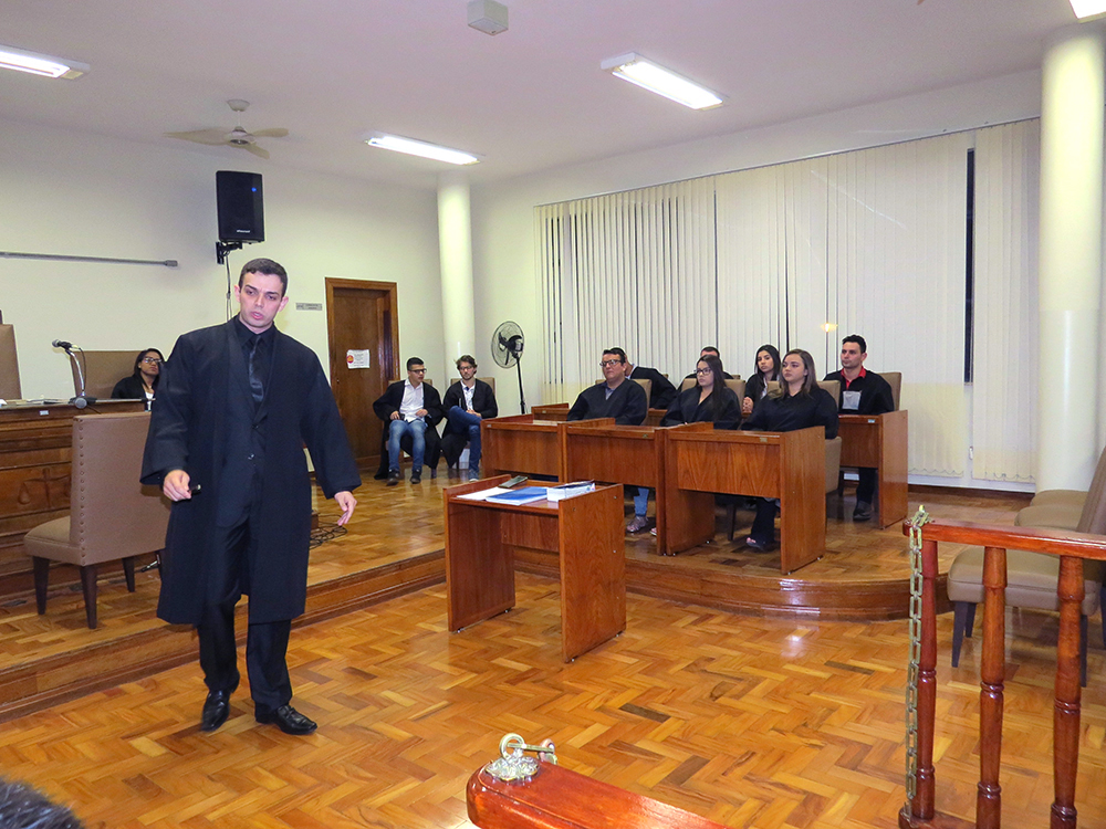 ALUNOS DO CENTRO UNIVERSITÁRIO PARTICIPAM DE JÚRI SIMULADO