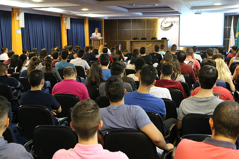 ALUNOS PARTICIPAM DA PALESTRA “A ENGENHARIA QUÍMICA E O AUTOMÓVEL”