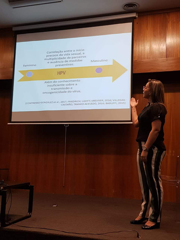 PROFESSORA DO UNIFOR-MG APRESENTA MATERIAL PEDAGÓGICO EM COLÓQUIO