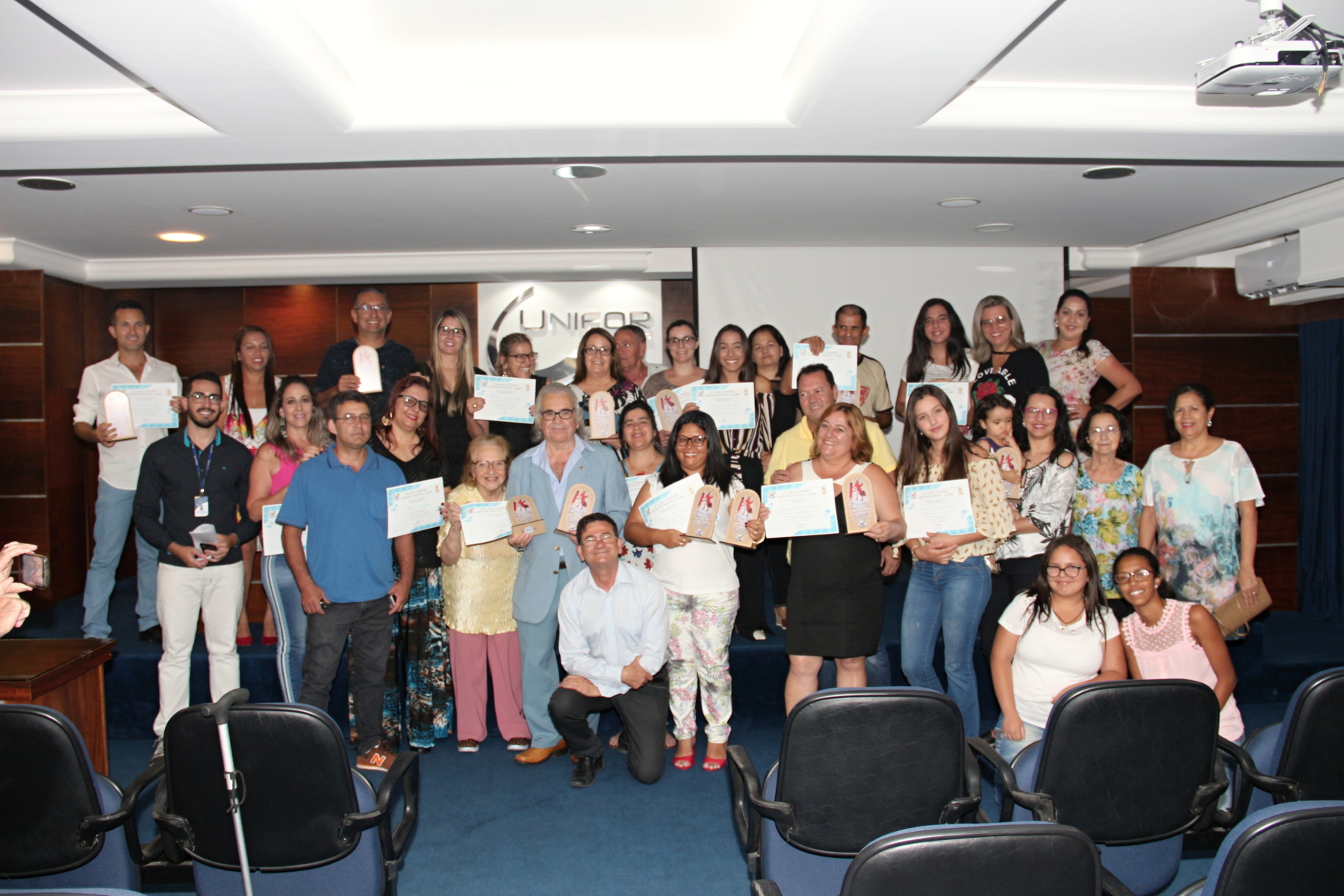 PREMIAÇÃO DE CONCURSO LITERÁRIO É REALIZADA NO UNIFOR-MG