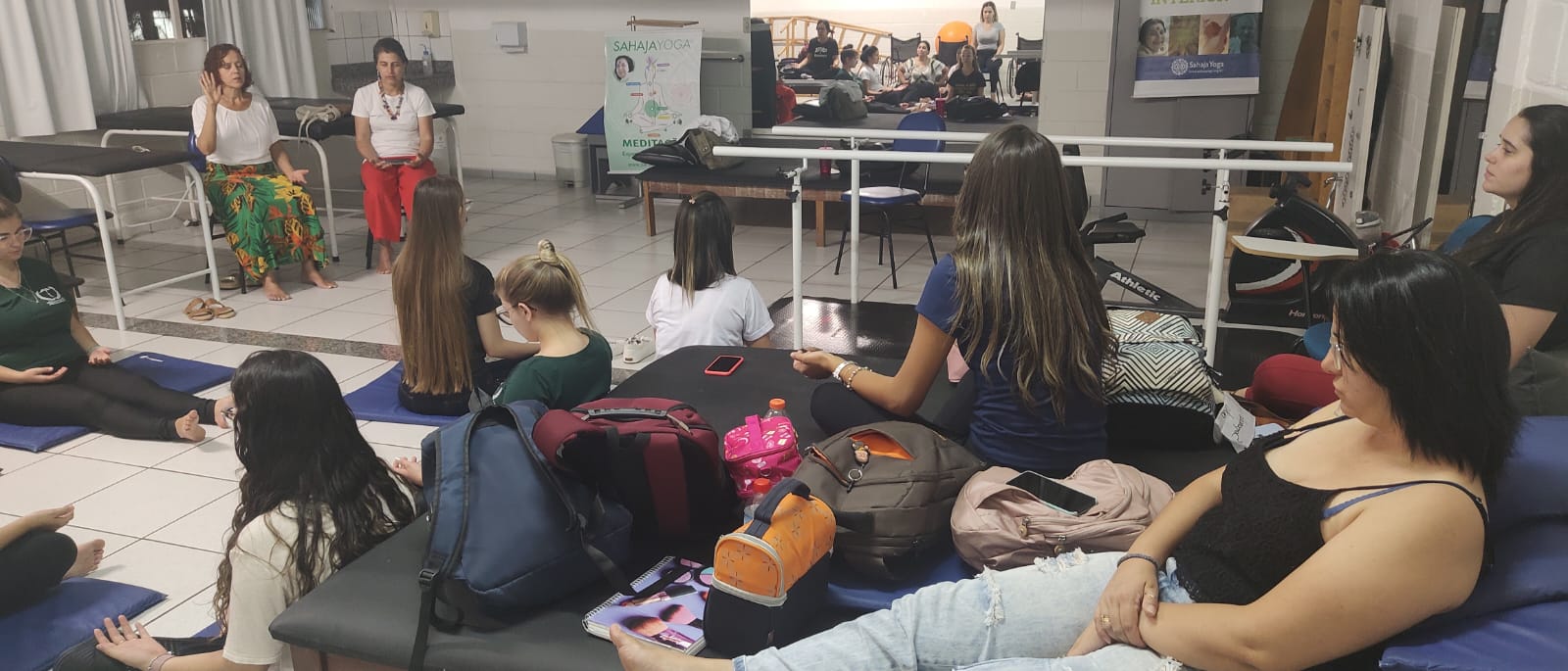 DISCENTES DE ESTÉTICA PARTICIPAM DE AULA DE IOGA