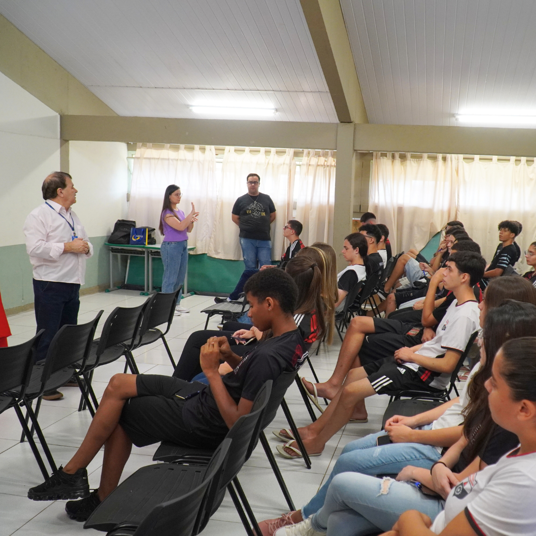 ALUNOS DA ESCOLA POLIVALENTE RECEBEM PALESTRA DO REITOR DO UNIFOR-MG SOBRE INGRESSO NO ENSINO SUPERIOR