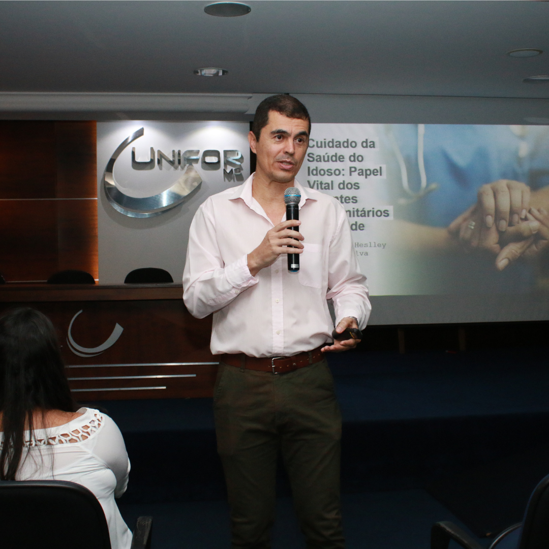 ALUNOS DE ENFERMAGEM E AGENTES COMUNITÁRIOS DE SAÚDE PARTICIPAM DE MINICURSO SOBRE SAÚDE DO IDOSO